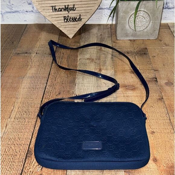 Michael Kors Mono Embossed Neoprene iPad Crossbody Purse Bag
Padded blue - Picture 16 of 16